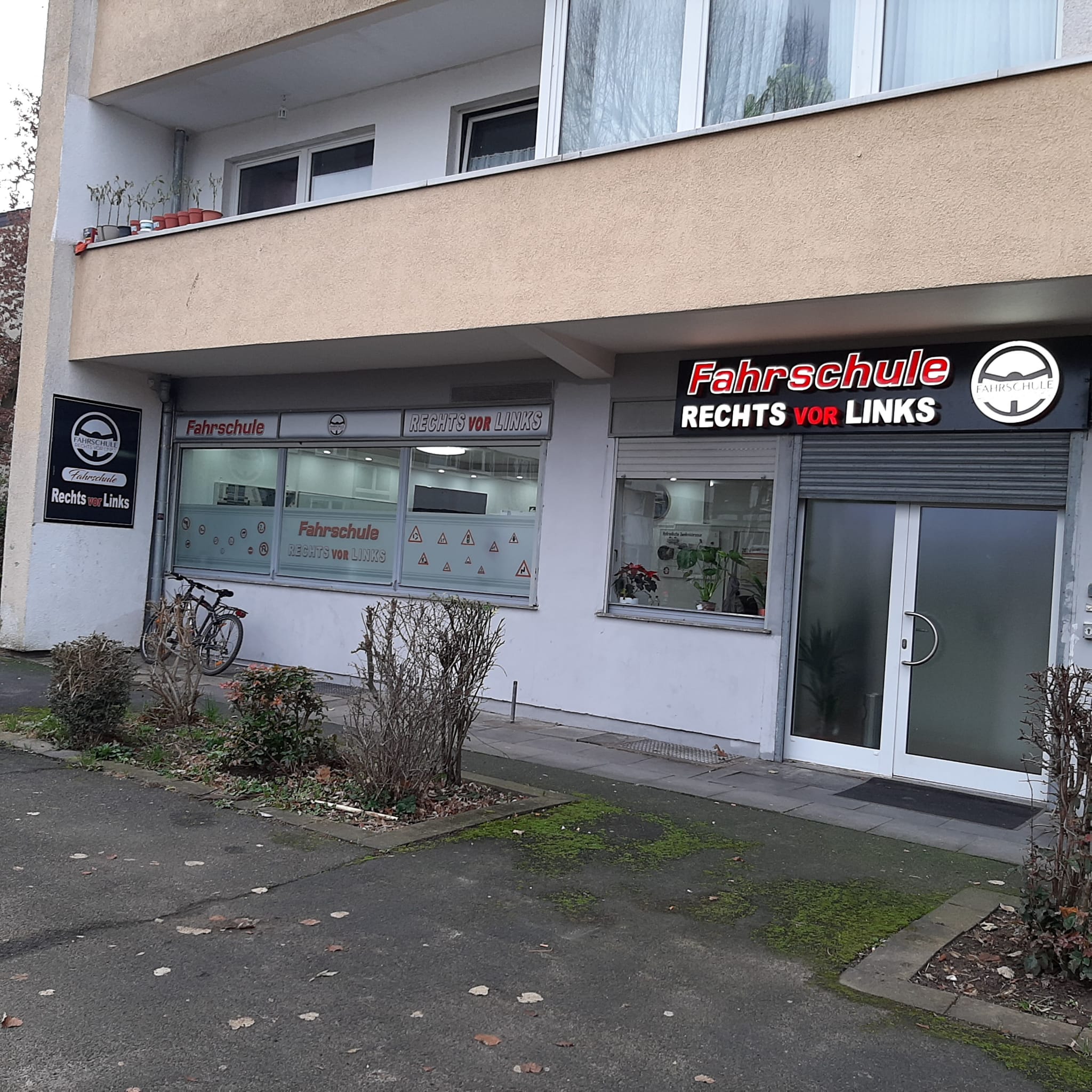 Außenansicht der Fahrschule Rechts vor Links in Bonn-Tannenbusch