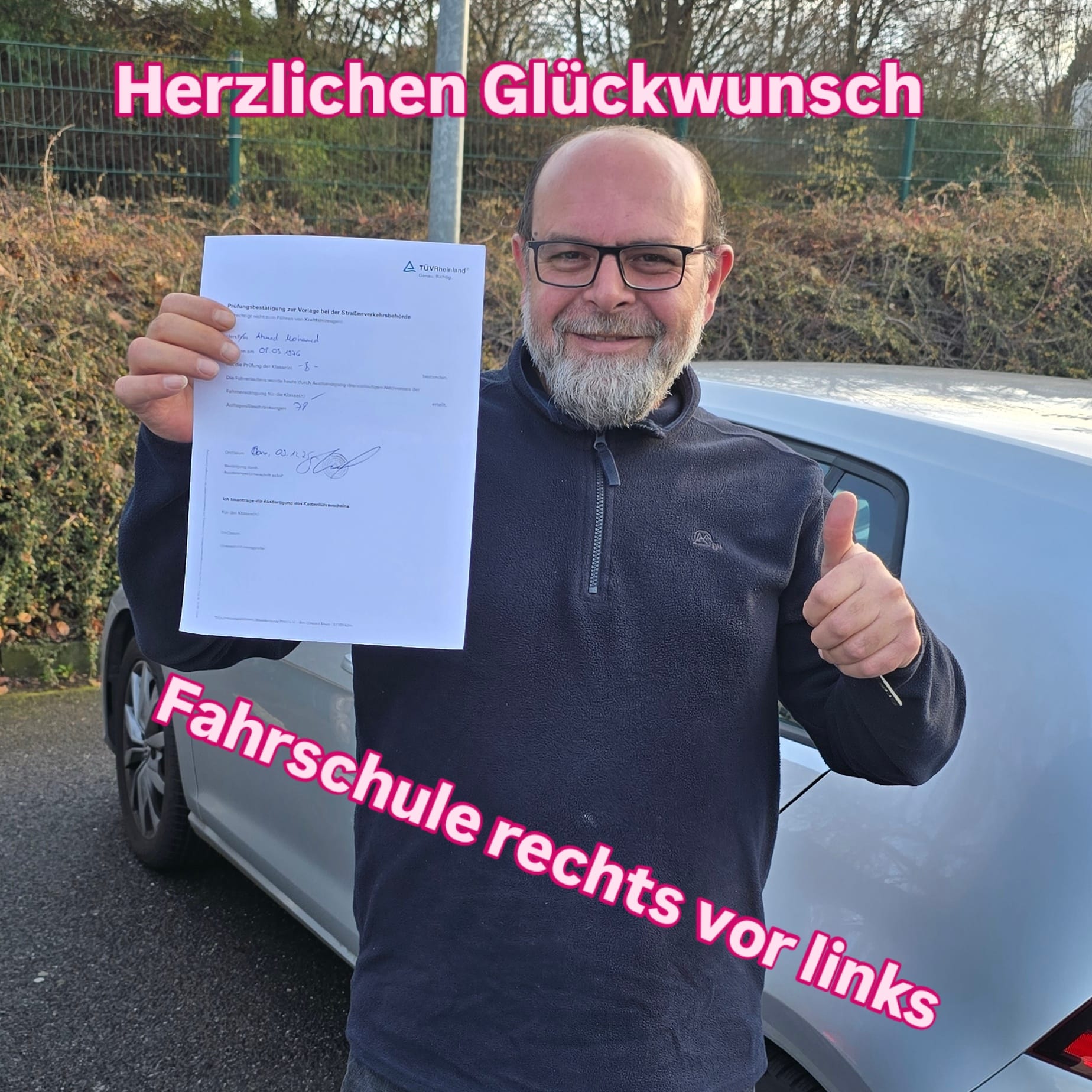 Erfolgreiche Fahrschülerin oder Fahrschüler der Fahrschule Rechts vor Links mit dem Führerschein