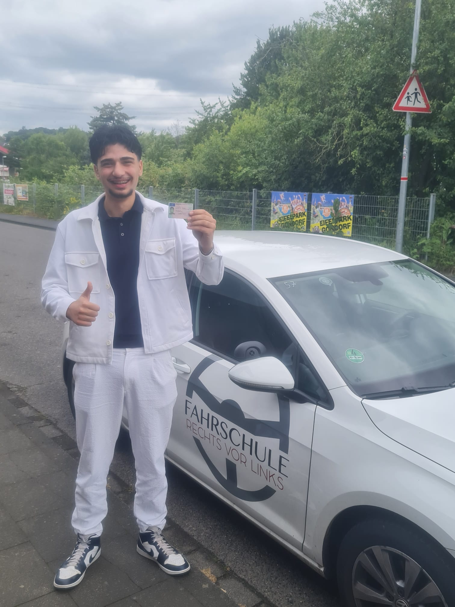 Erfolgreiche Fahrschülerin oder Fahrschüler der Fahrschule Rechts vor Links mit dem Führerschein