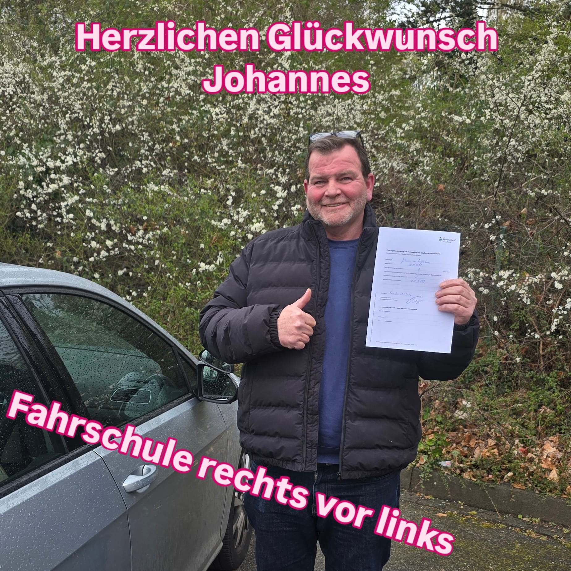 Erfolgreiche Fahrschülerin oder Fahrschüler der Fahrschule Rechts vor Links mit dem Führerschein