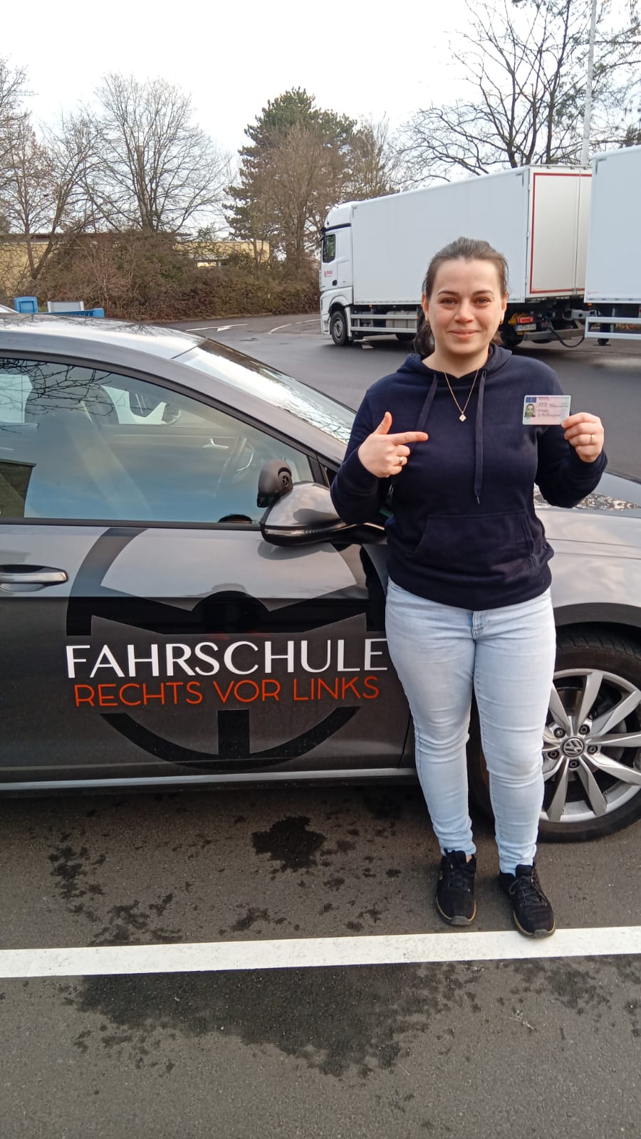 Erfolgreiche Fahrschülerin oder Fahrschüler der Fahrschule Rechts vor Links mit dem Führerschein