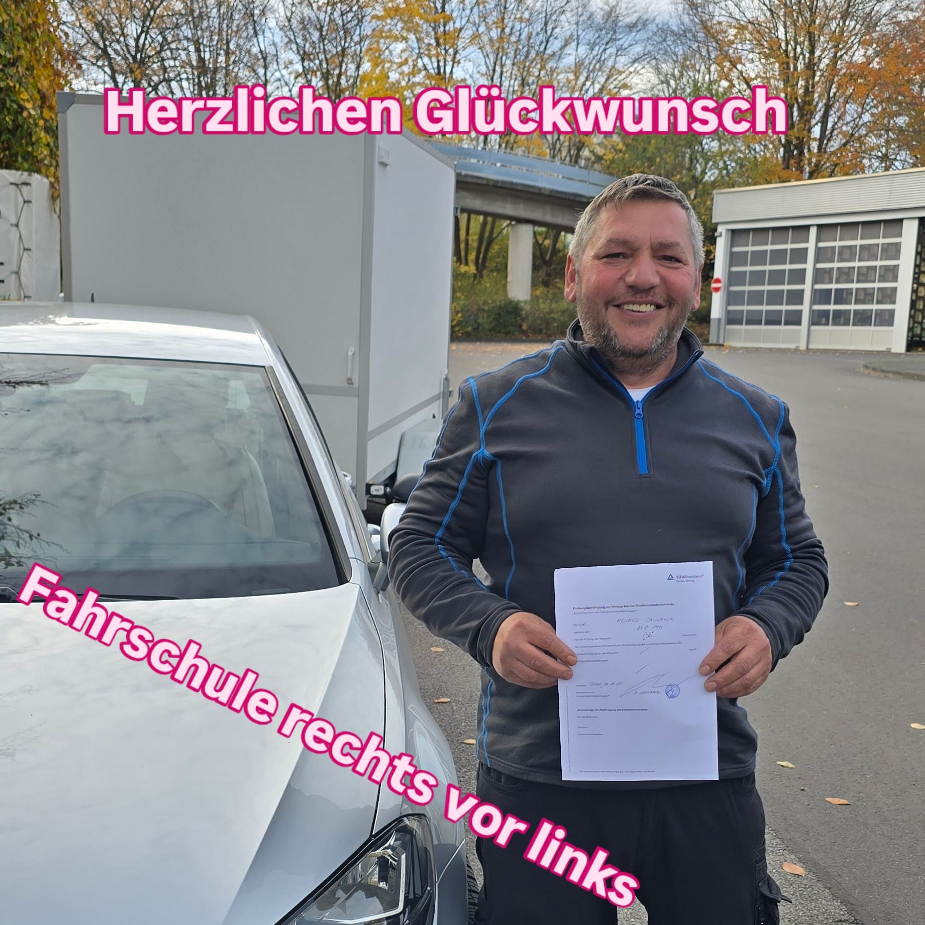 Erfolgreiche Fahrschülerin oder Fahrschüler der Fahrschule Rechts vor Links mit dem Führerschein