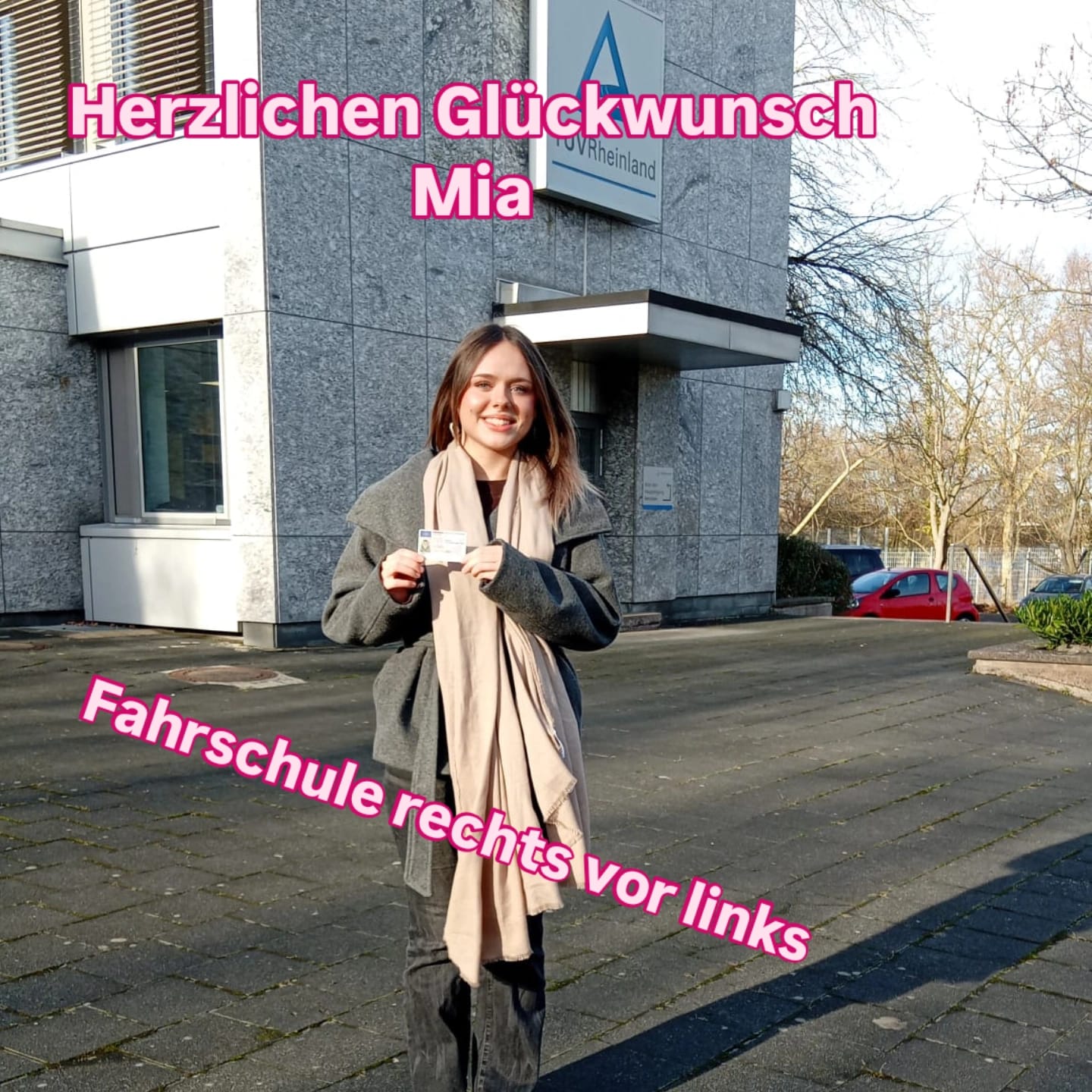 Erfolgreiche Fahrschülerin oder Fahrschüler der Fahrschule Rechts vor Links mit dem Führerschein