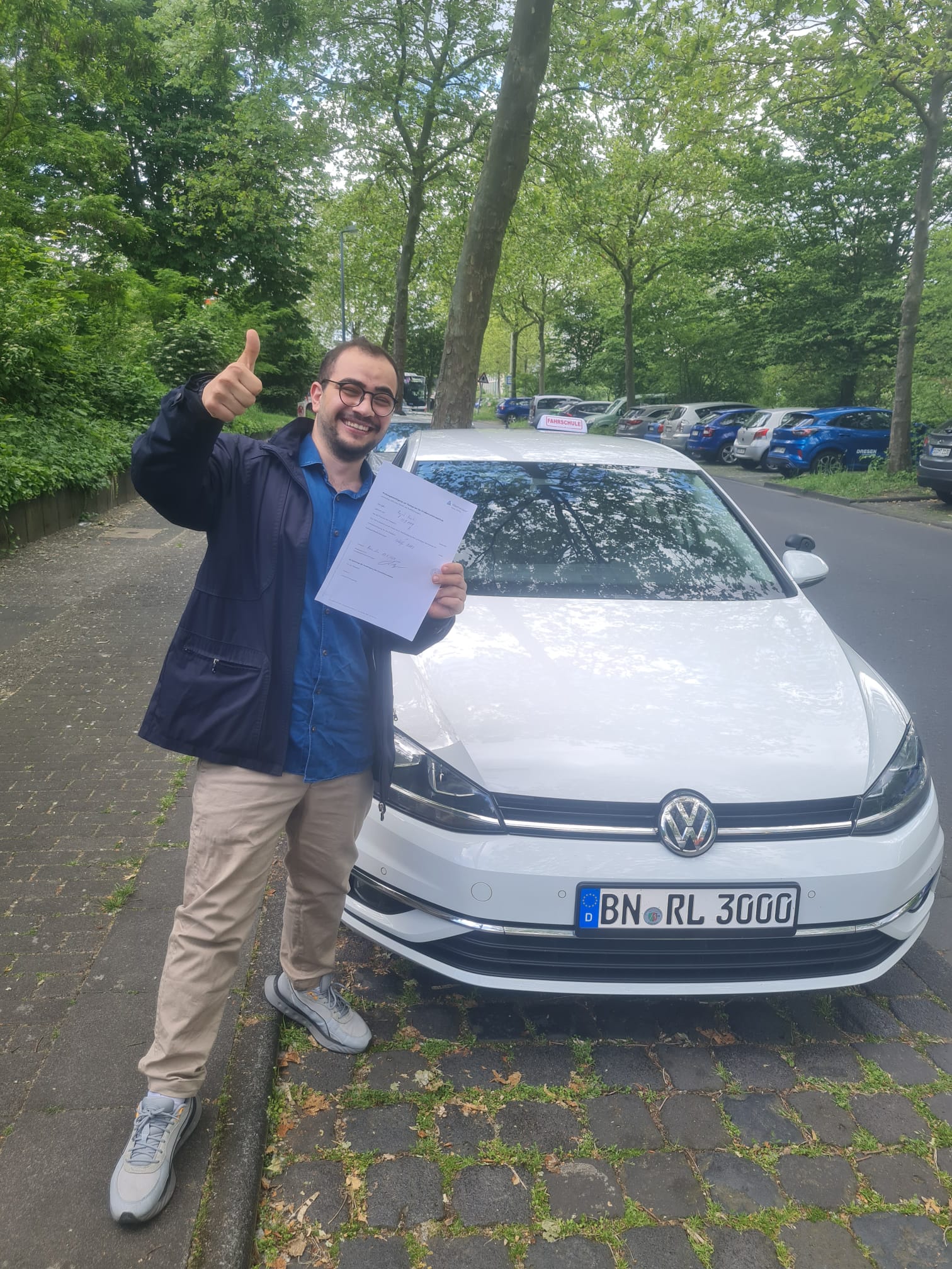 Erfolgreiche Fahrschülerin oder Fahrschüler der Fahrschule Rechts vor Links mit dem Führerschein