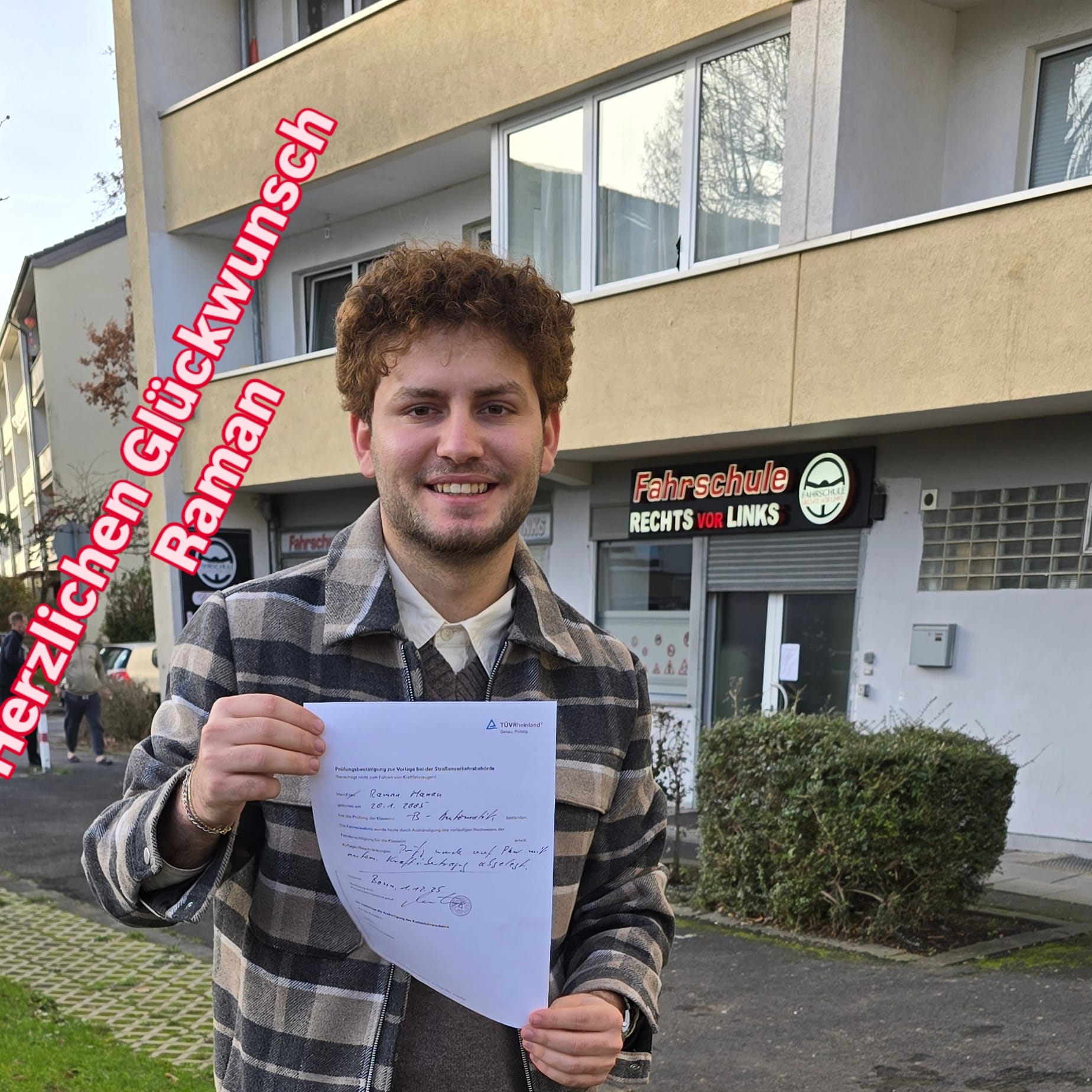 Erfolgreiche Fahrschülerin oder Fahrschüler der Fahrschule Rechts vor Links mit dem Führerschein