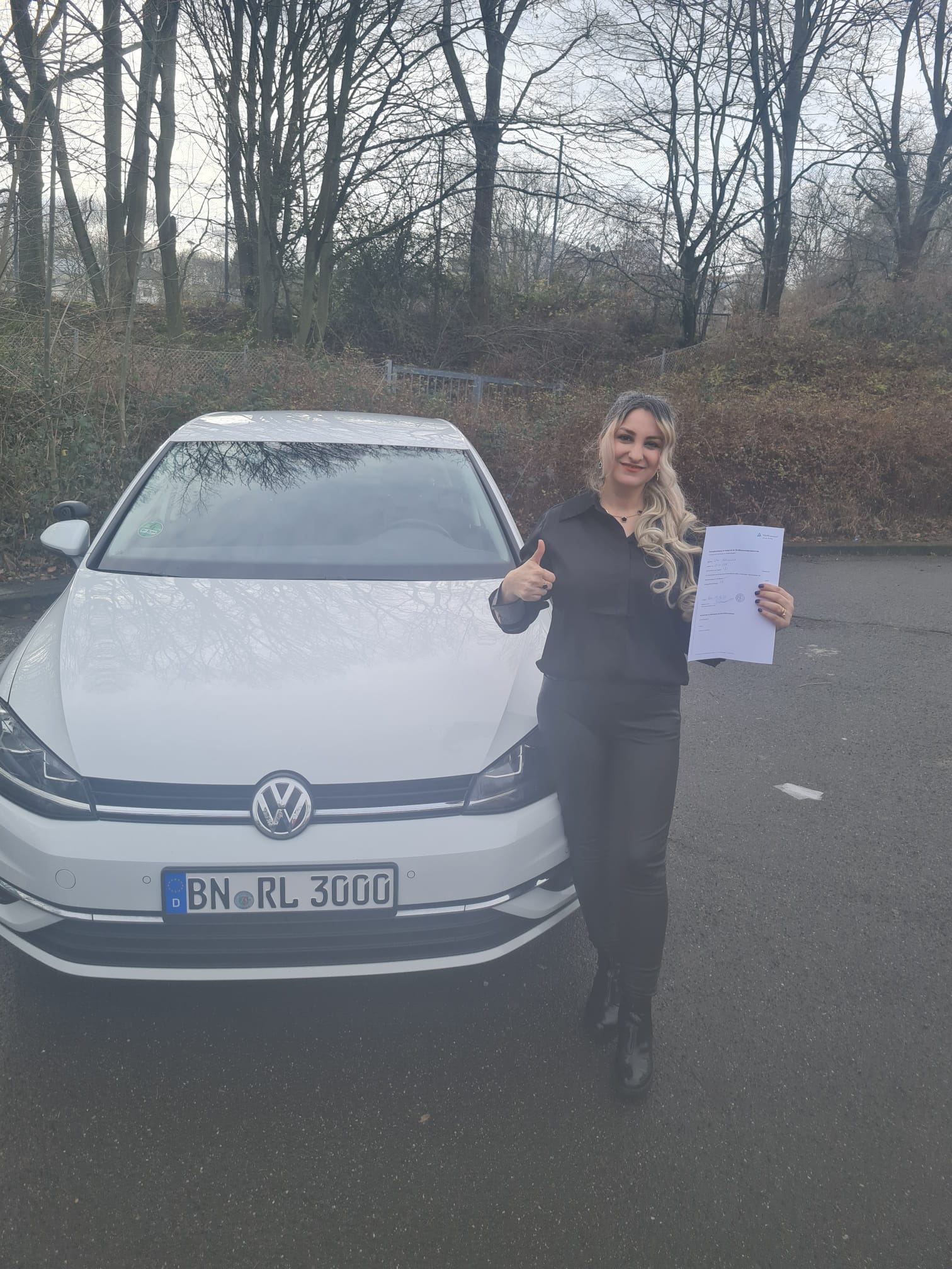 Erfolgreiche Fahrschülerin oder Fahrschüler der Fahrschule Rechts vor Links mit dem Führerschein