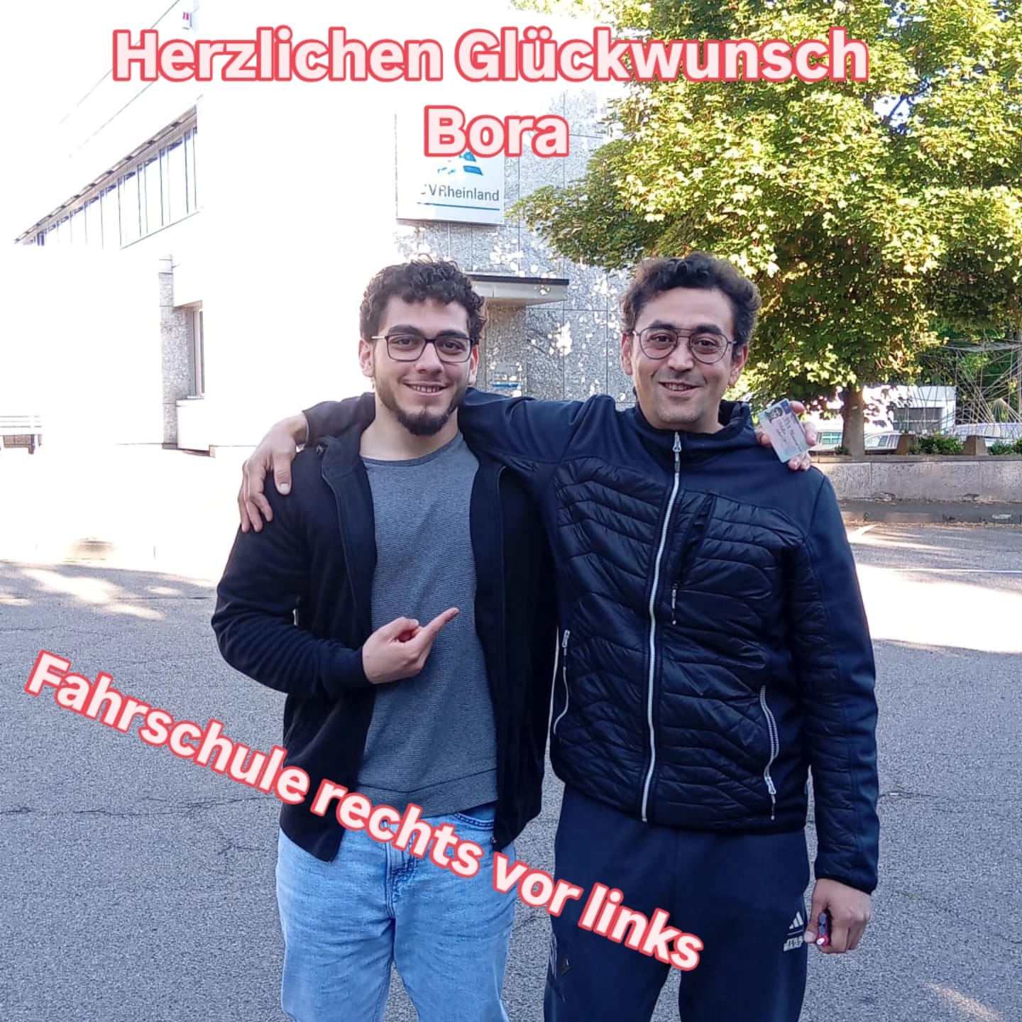 Erfolgreiche Fahrschülerin oder Fahrschüler der Fahrschule Rechts vor Links mit dem Führerschein