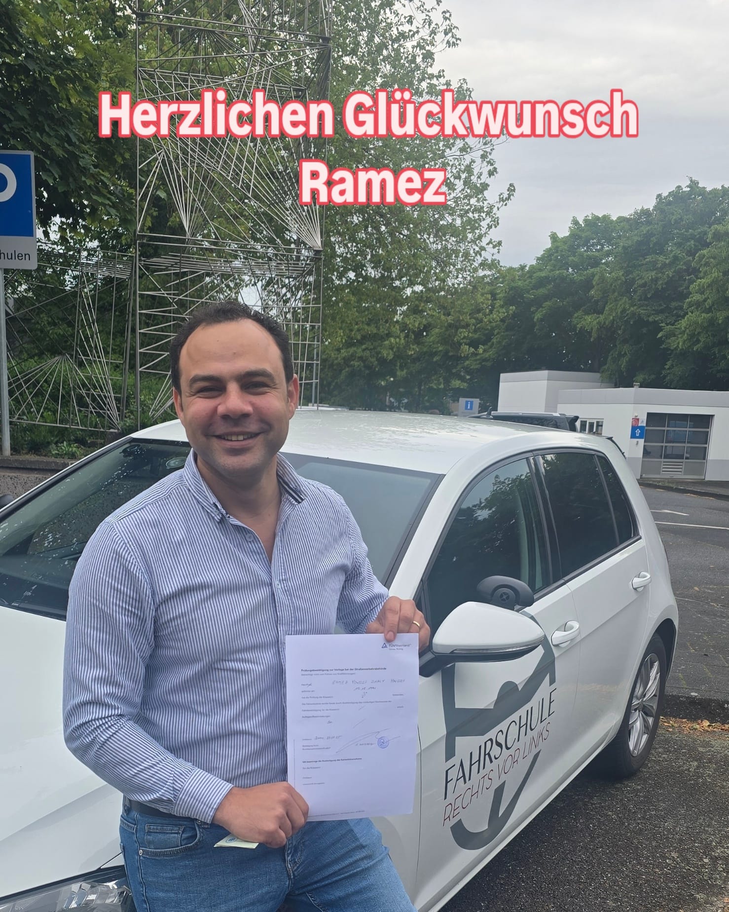 Erfolgreiche Fahrschülerin oder Fahrschüler der Fahrschule Rechts vor Links mit dem Führerschein