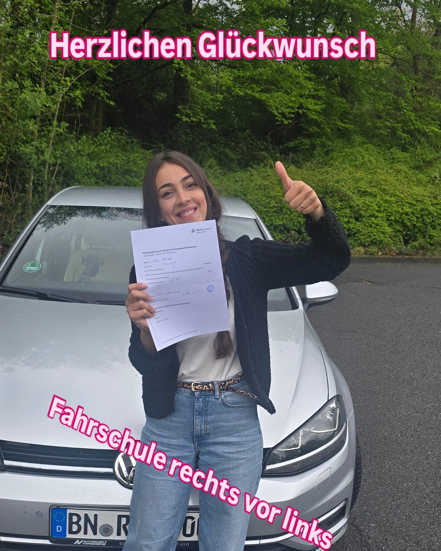 Erfolgreiche Fahrschülerin oder Fahrschüler der Fahrschule Rechts vor Links mit dem Führerschein