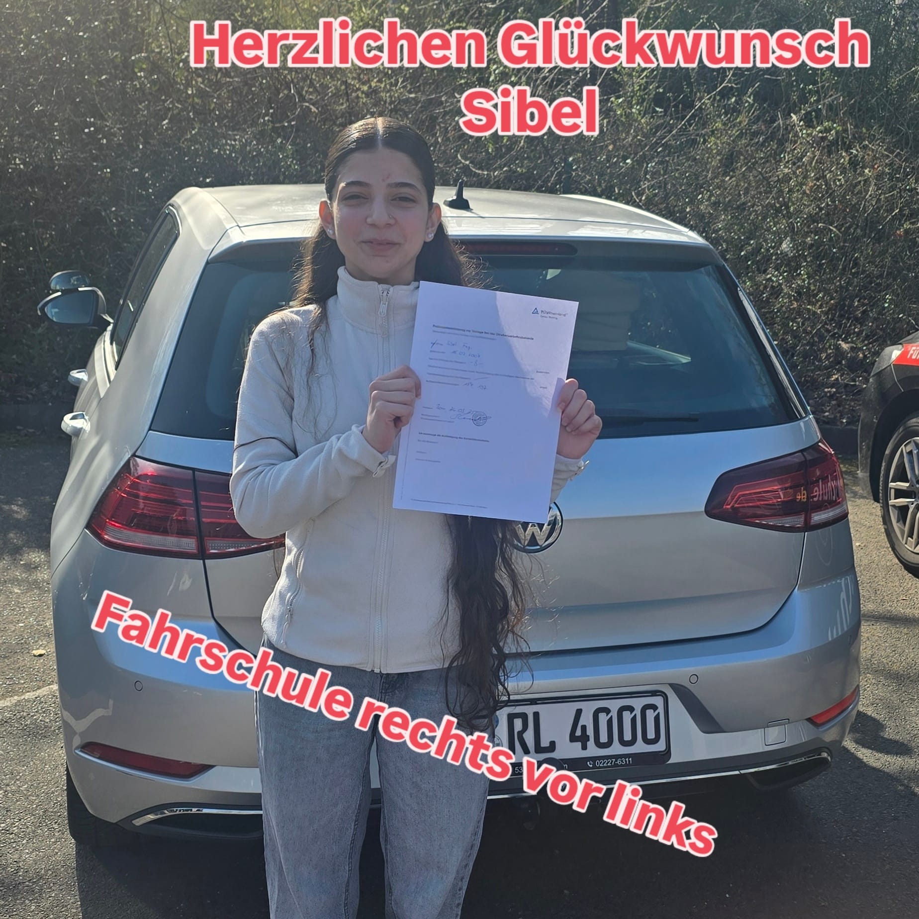 Erfolgreiche Fahrschülerin oder Fahrschüler der Fahrschule Rechts vor Links mit dem Führerschein