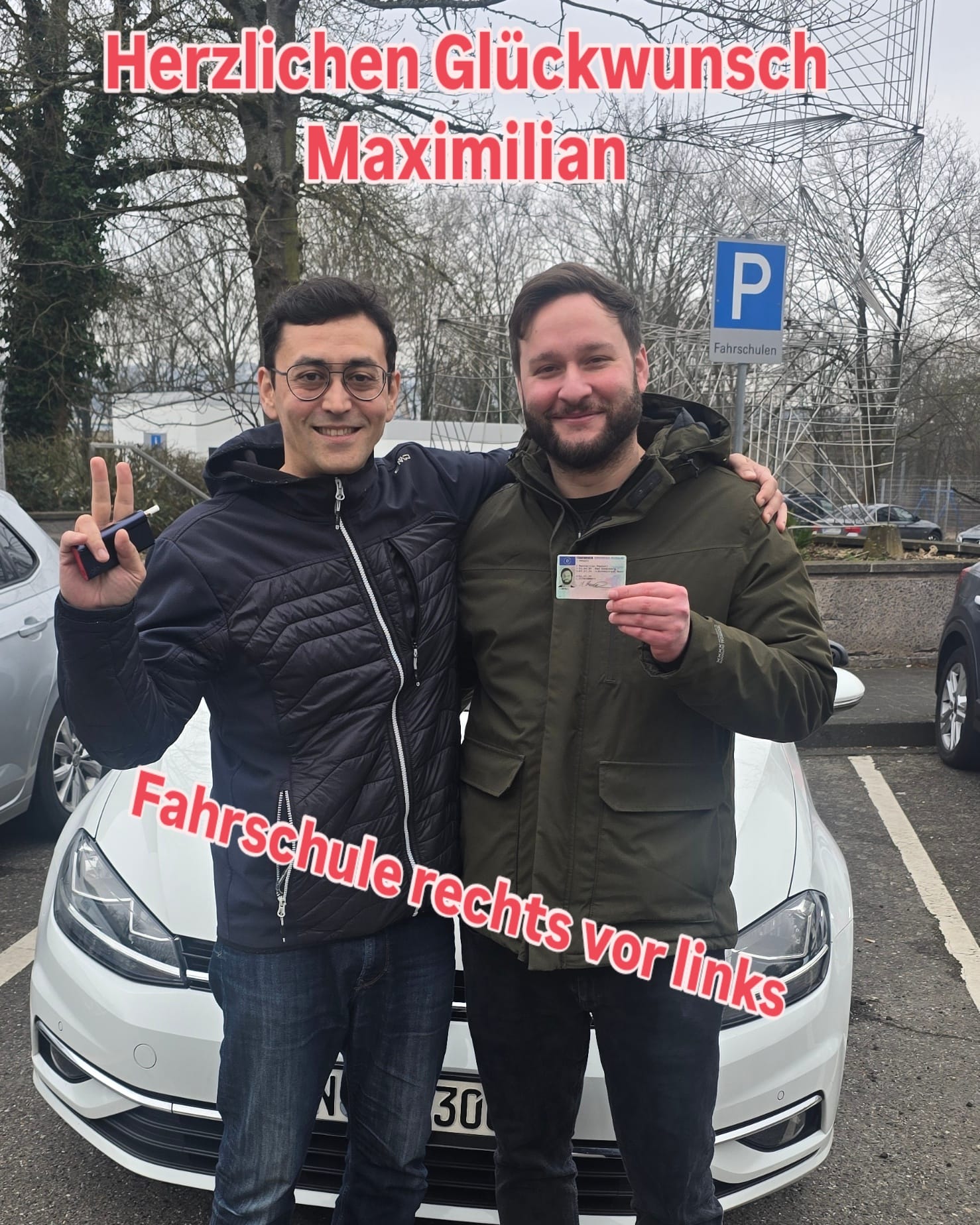 Erfolgreiche Fahrschülerin oder Fahrschüler der Fahrschule Rechts vor Links mit dem Führerschein