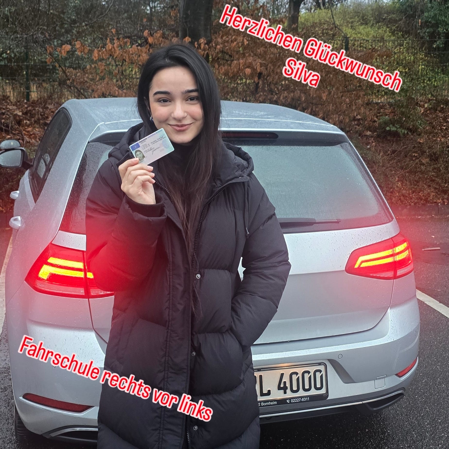 Erfolgreiche Fahrschülerin oder Fahrschüler der Fahrschule Rechts vor Links mit dem Führerschein