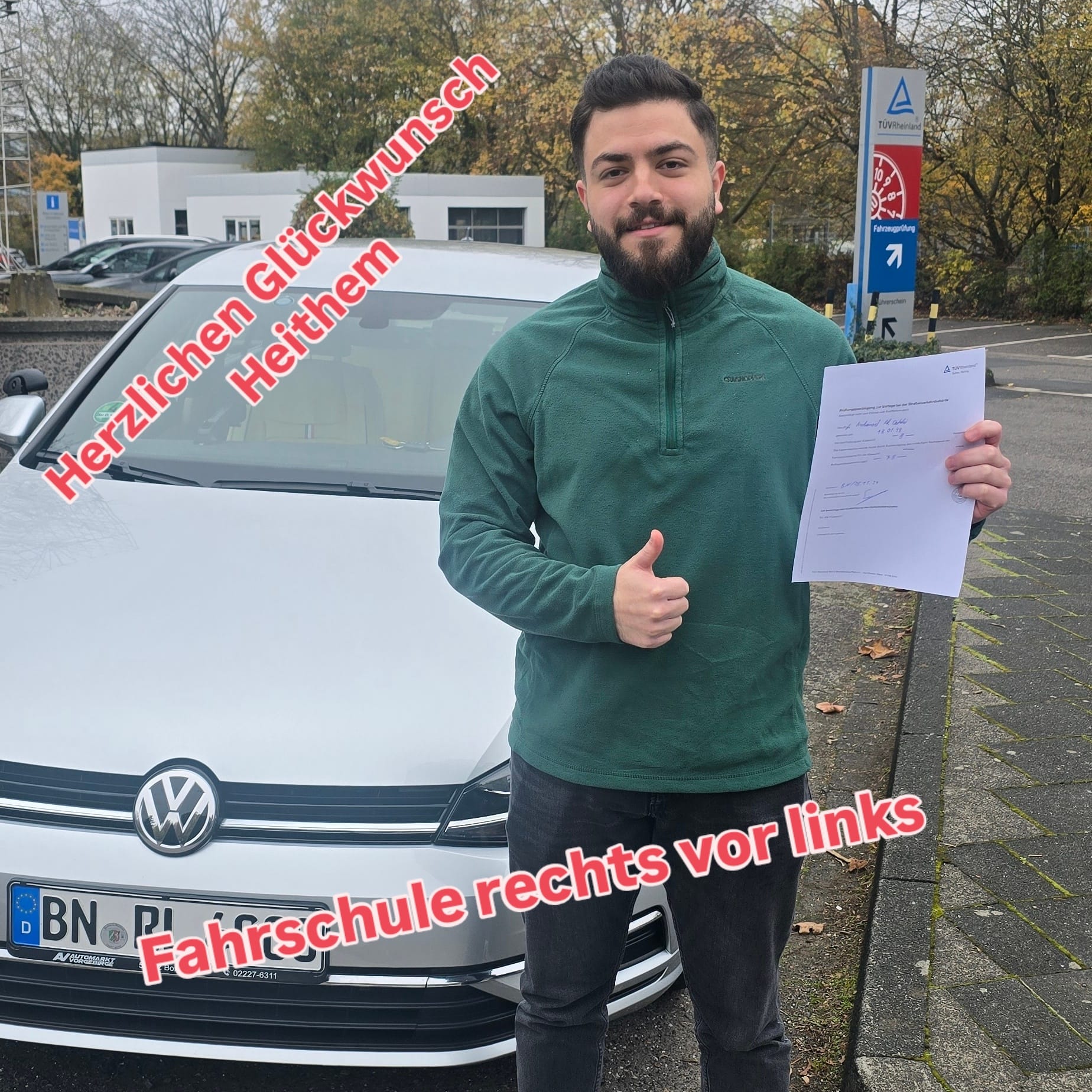 Erfolgreiche Fahrschülerin oder Fahrschüler der Fahrschule Rechts vor Links mit dem Führerschein
