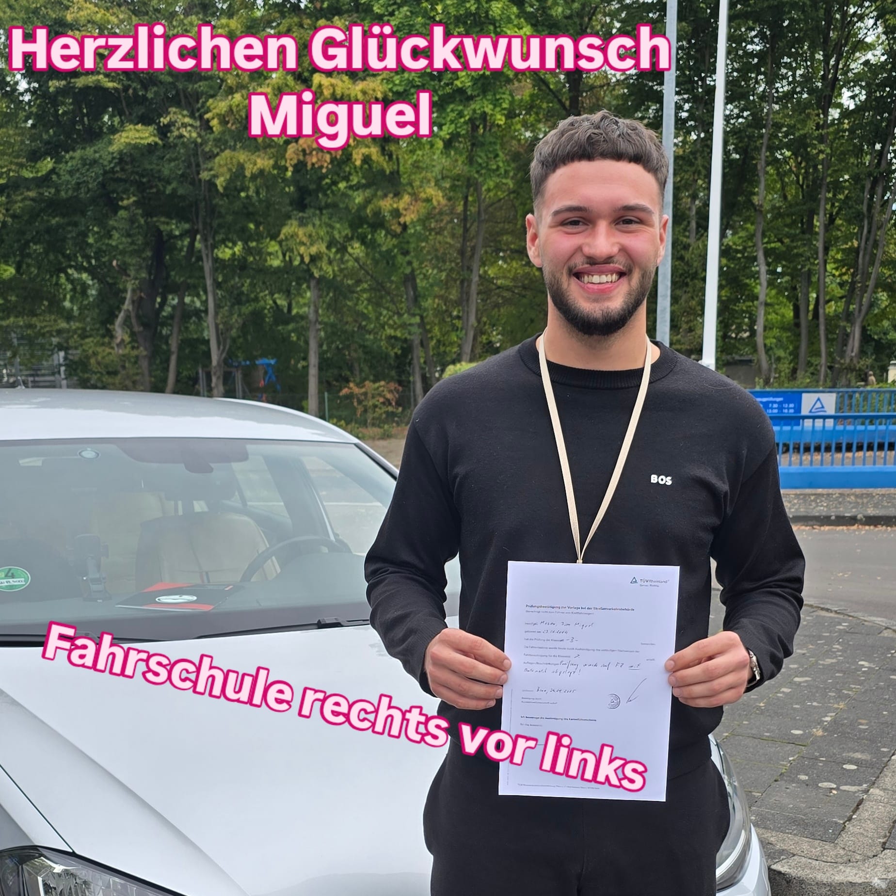 Erfolgreiche Fahrschülerin oder Fahrschüler der Fahrschule Rechts vor Links mit dem Führerschein