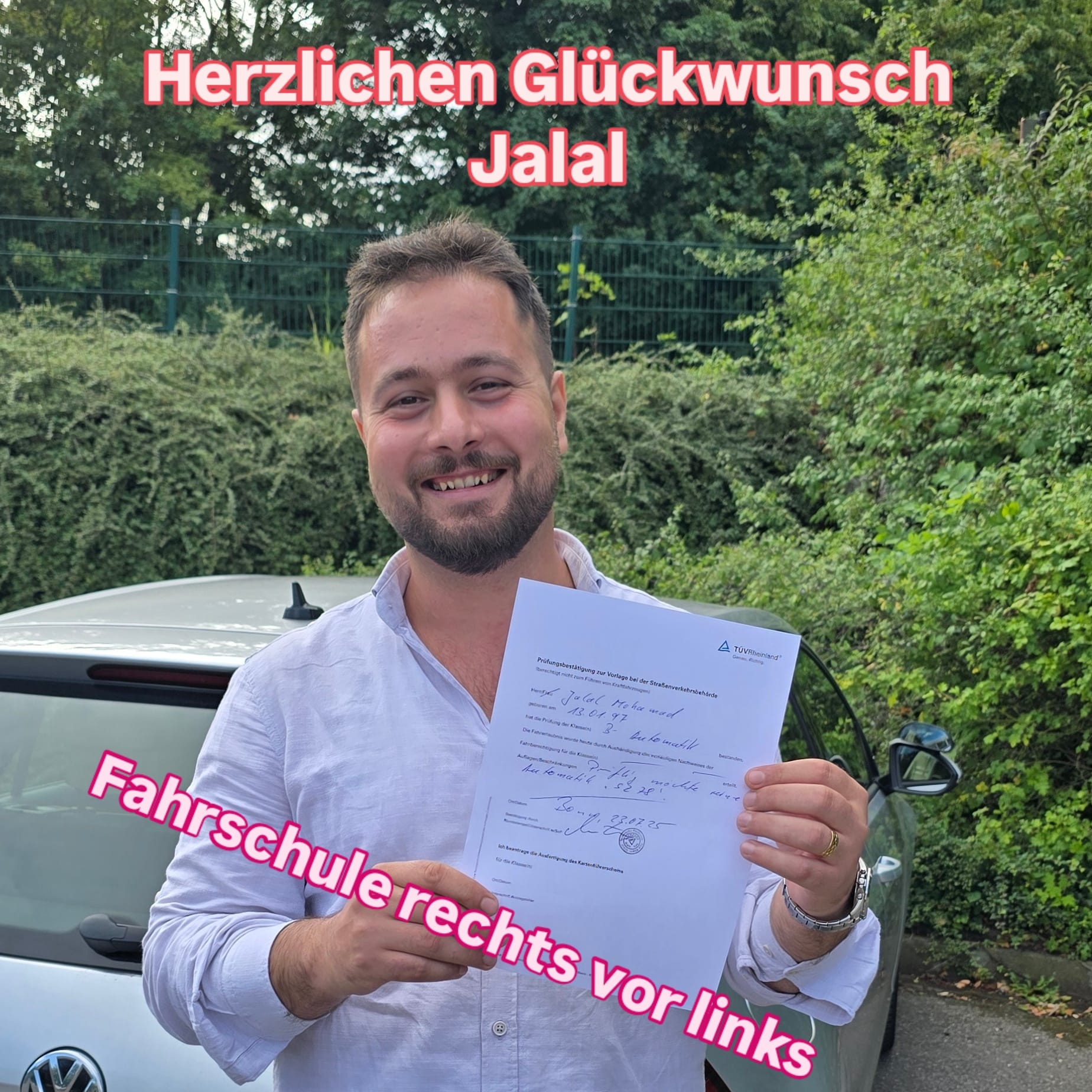 Erfolgreiche Fahrschülerin oder Fahrschüler der Fahrschule Rechts vor Links mit dem Führerschein