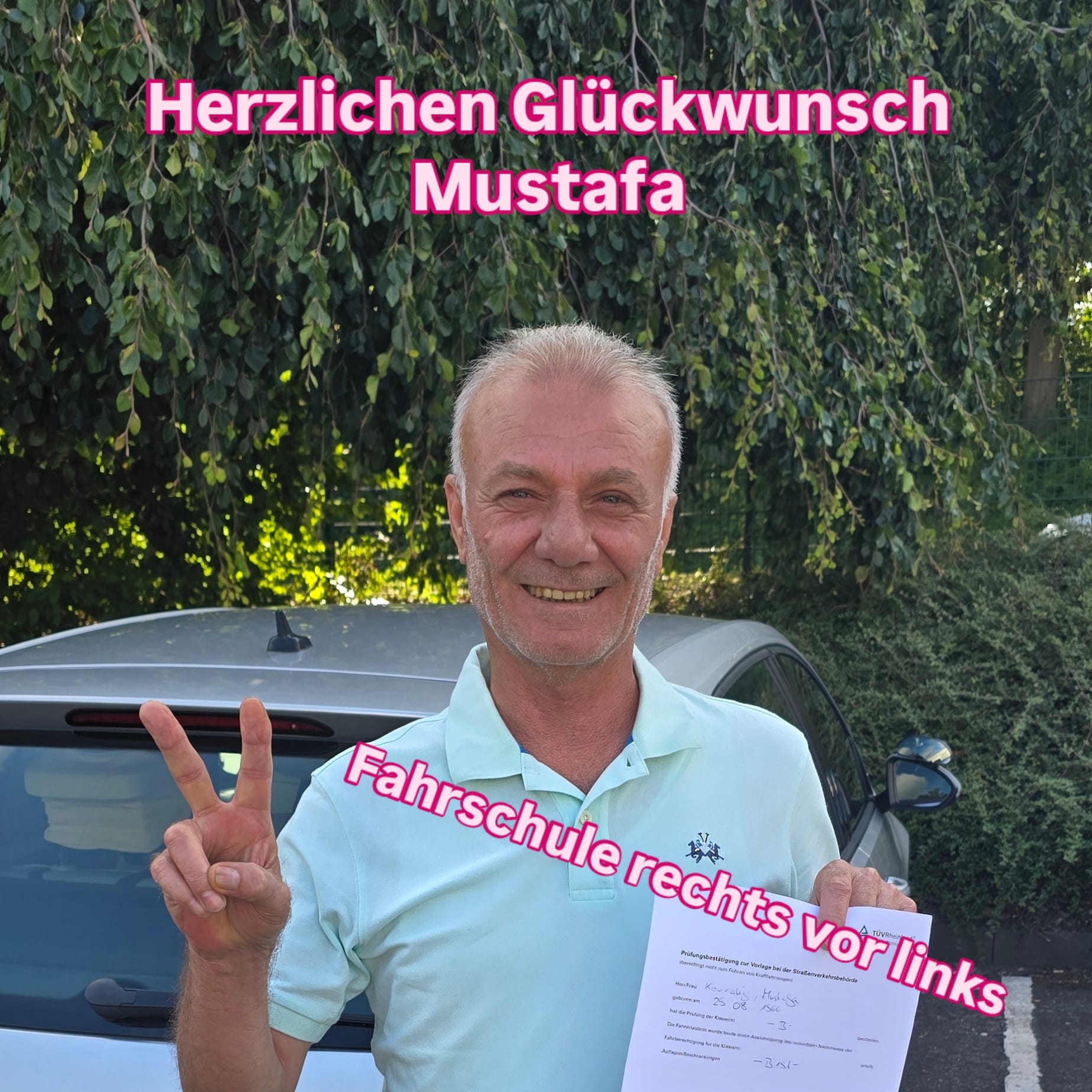 Erfolgreiche Fahrschülerin oder Fahrschüler der Fahrschule Rechts vor Links mit dem Führerschein