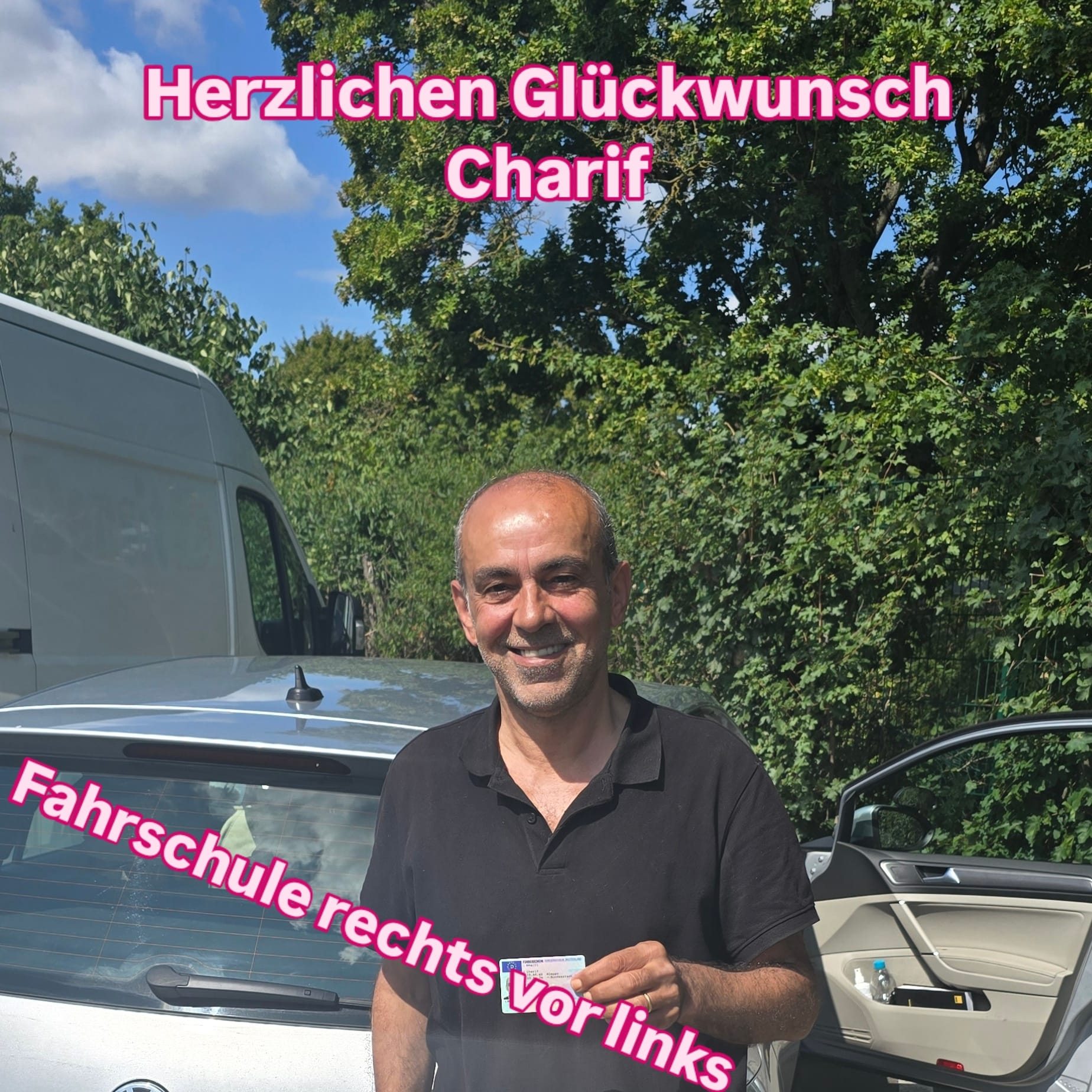 Erfolgreiche Fahrschülerin oder Fahrschüler der Fahrschule Rechts vor Links mit dem Führerschein