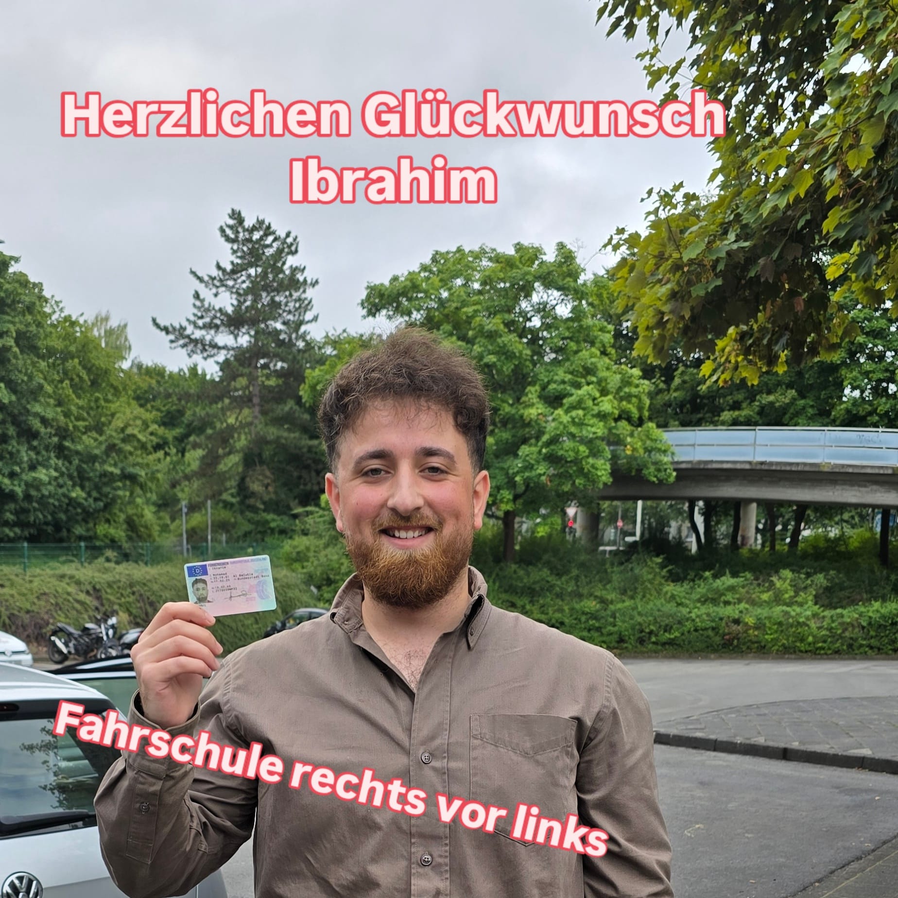 Erfolgreiche Fahrschülerin oder Fahrschüler der Fahrschule Rechts vor Links mit dem Führerschein