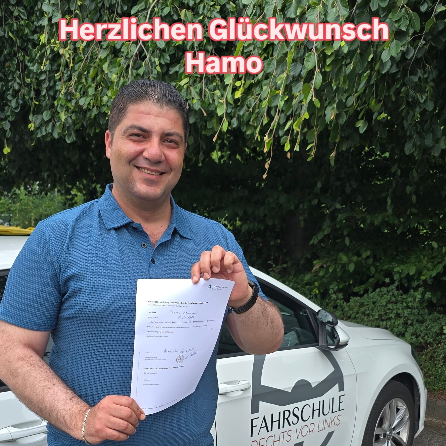 Erfolgreiche Fahrschülerin oder Fahrschüler der Fahrschule Rechts vor Links mit dem Führerschein