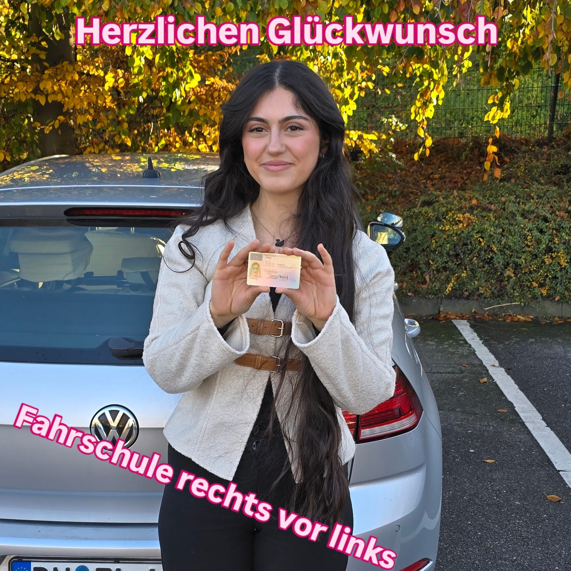 Erfolgreiche Fahrschülerin oder Fahrschüler der Fahrschule Rechts vor Links mit dem Führerschein