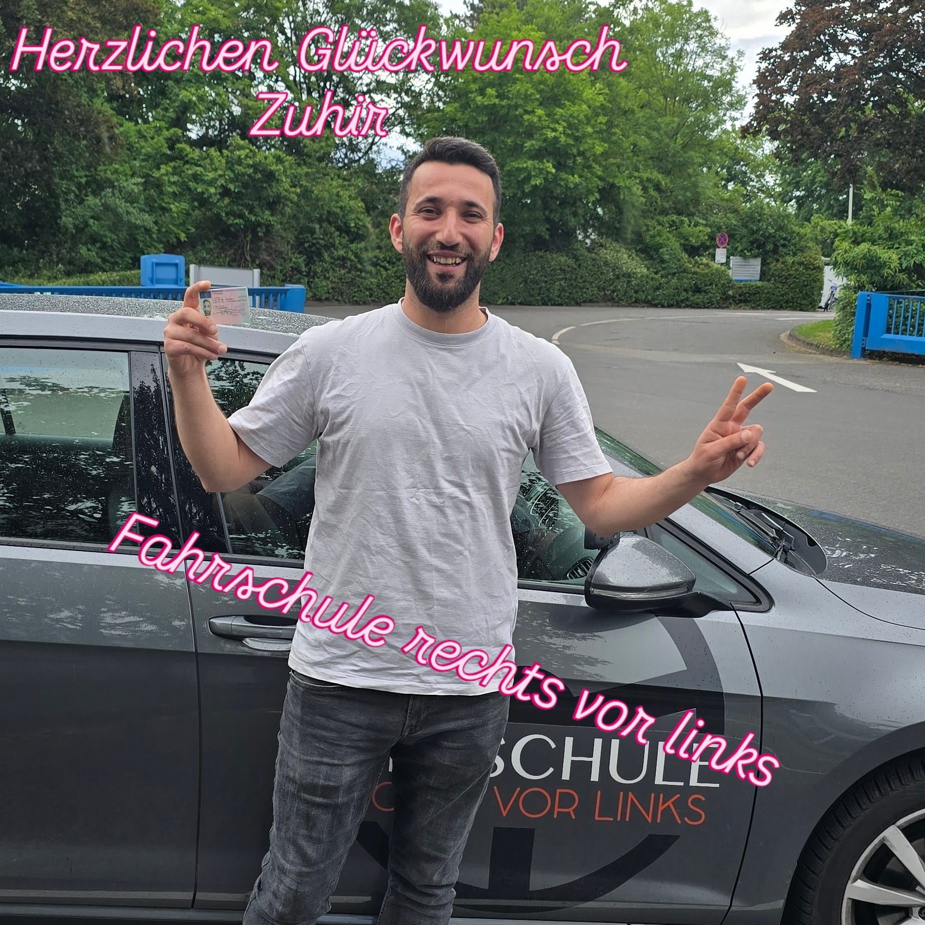 Erfolgreiche Fahrschülerin oder Fahrschüler der Fahrschule Rechts vor Links mit dem Führerschein